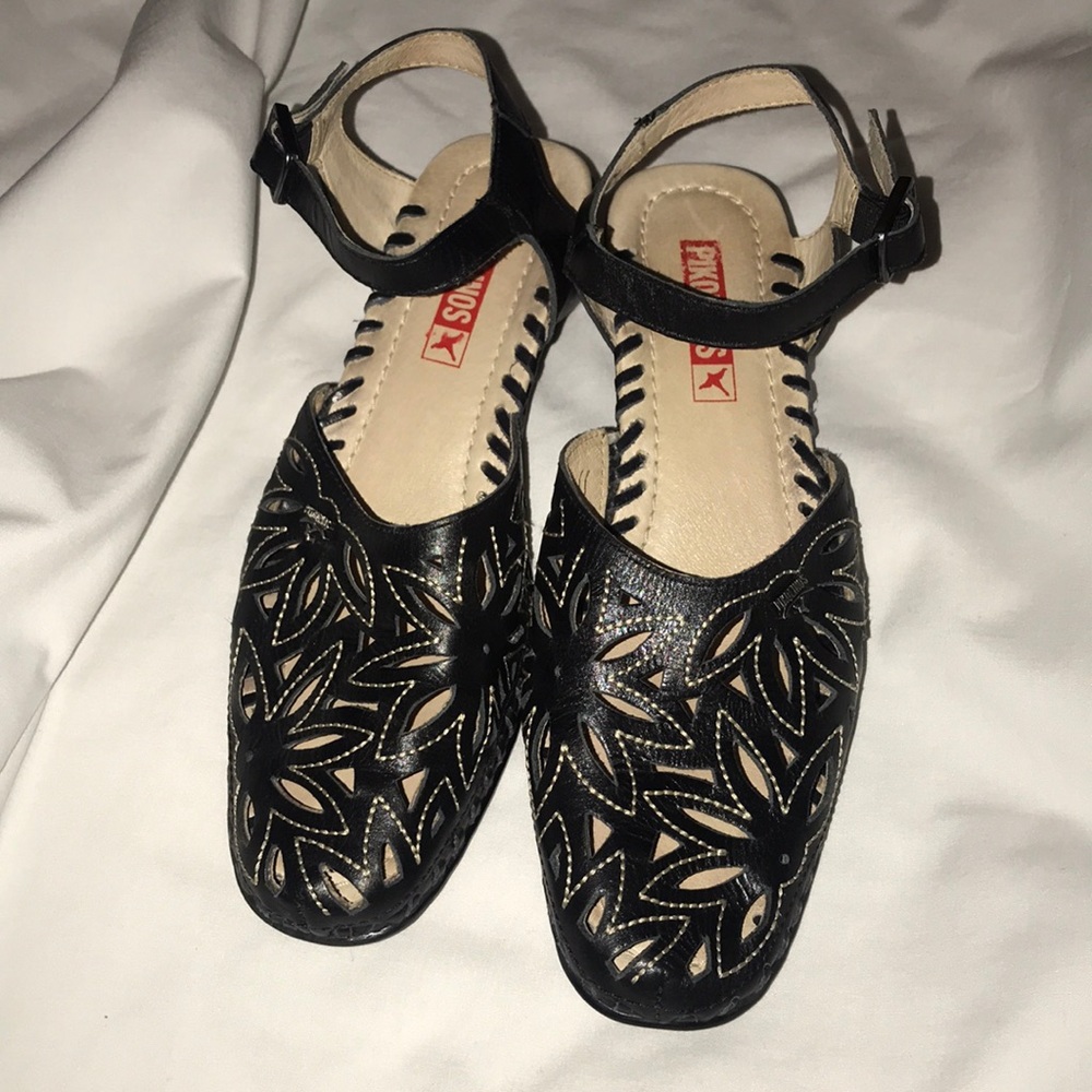 Pikolinos women size 36 Black cut out leather shoe